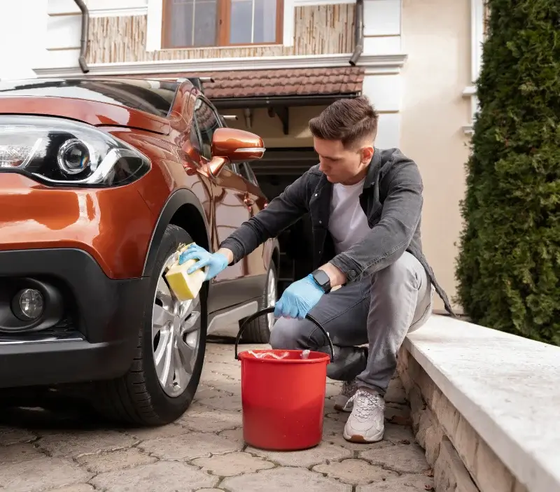 Lavage auto à domicile Le Pasquier : professionnel intervenant sur un véhicule